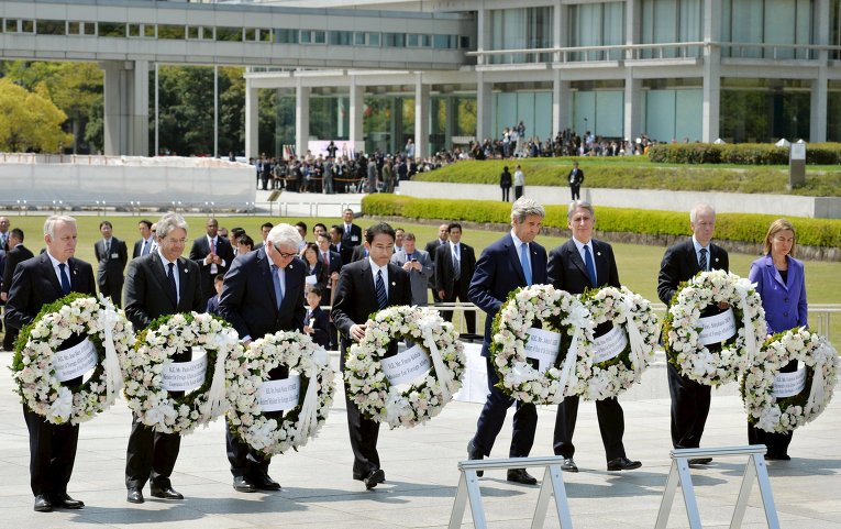 Госсекретарь США Джон Керри в ходе официального визита в Японию возложил венки в Мемориальном парке и Музее истории в Хиросиме
