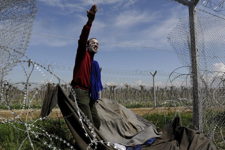 Нелегальный мигрант протестует на границе с Грецией