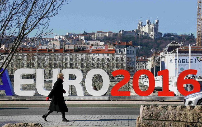 Женщина проходит мимо логотипа Евро-2016 в Лионе, Франция. Чемпионат Европы по футболу будет проходить летом во Франции