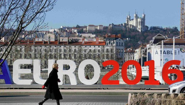 Женщина проходит мимо логотипа Евро-2016 в Лионе, Франция. Чемпионат Европы по футболу будет проходить летом во Франции