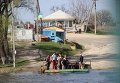 После закрытия контрольного пункта въезда-выезда (КПВВ) в Станице Луганской местные жители вынуждены переправляться на лодках через реку Северский Донец
