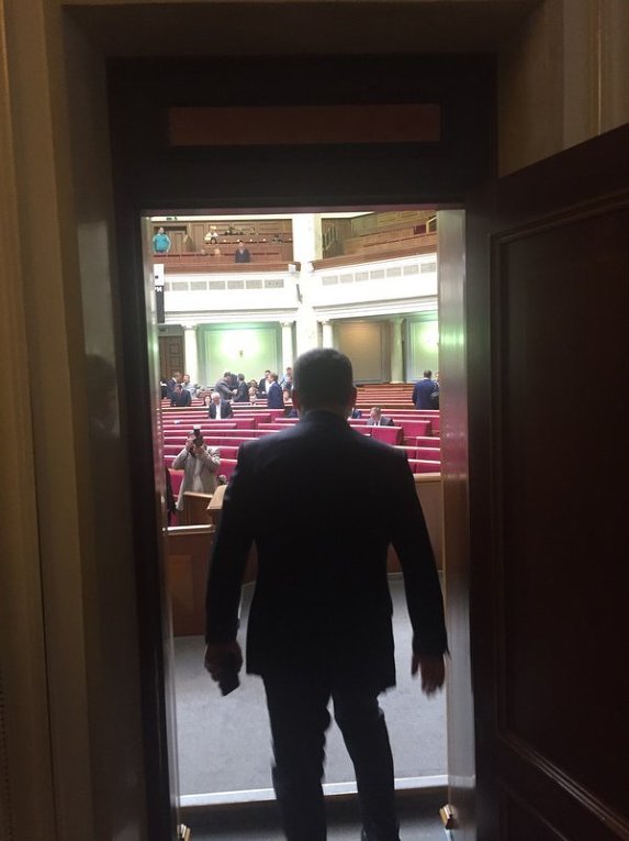 Спикер Верховной Рады Владимир Гройсман входит в сессионный зал парламента