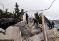 Палестинцы ходят по руинам своего дома, разрушенного израильскими бульдозерами в деревне близ Вифлеема
