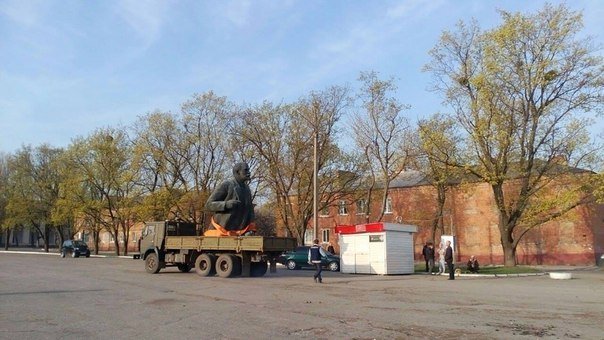 Один из самых больших в области памятник Ленину, установленный на центральной площади города Чугуева, Харьковской области, был демонтирован во вторник, 12 апреля.