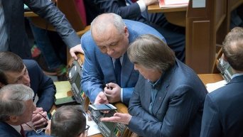 Депутат БПП Игорь Грынив показывает в своем телефоне практический анализ процедуры импичмента президента