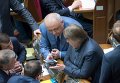 Депутат БПП Игорь Грынив показывает в своем телефоне практический анализ процедуры импичмента президента