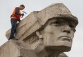 В Запорожье демонтируют 8-тонный памятник комсомольцам