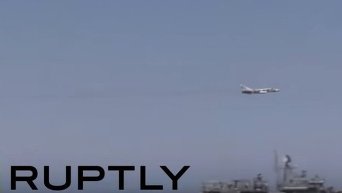 Российский истребитель над американским эсминцем. Видео