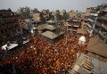 Люди посыпают себя красным порошком во время фестиваля Sindoor Jatra в Непале