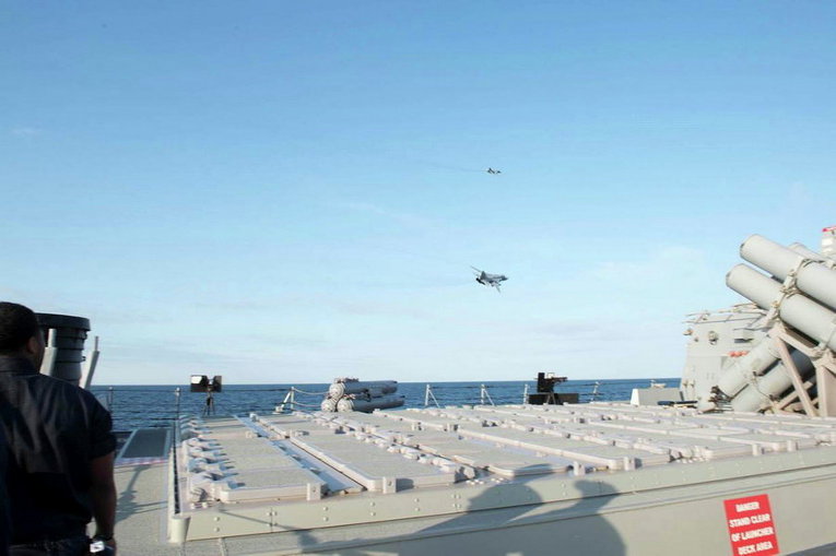Европейское командование США опубликовало видео и фотокадры, на которых российские самолеты и вертолеты приближались к кораблю ВМС США