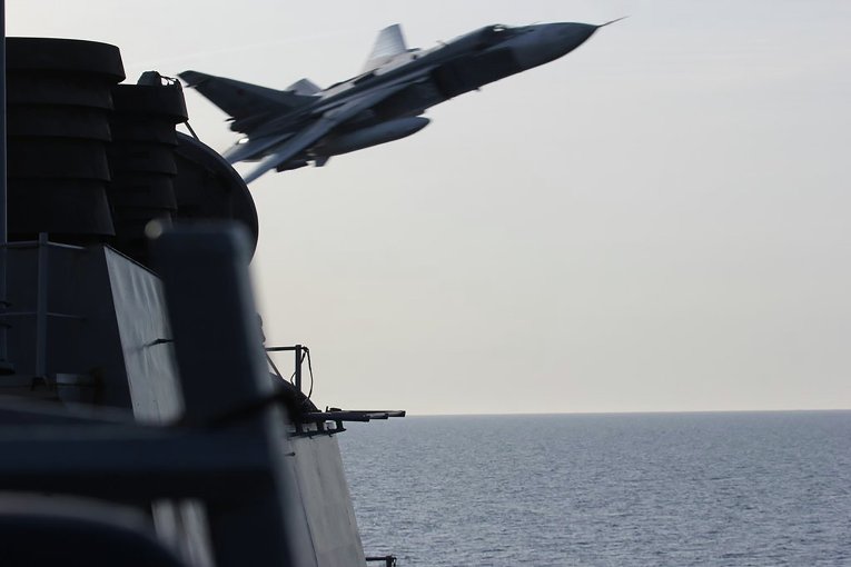 Российские истребители над американским эсминцем