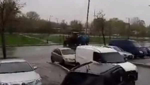 В Киеве во время дождя поливают газоны