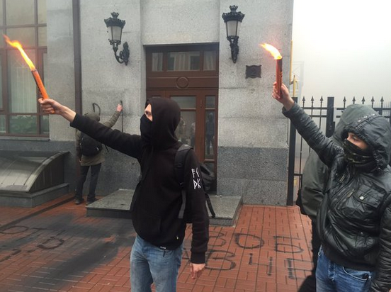 Неизвестные забросали здание представительства Россотрудничества в Украине в Киеве дымовыми шашками и файерами