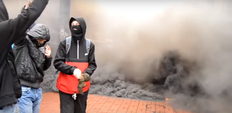 Дымовые шашки под представительством Россотрудничества в Киеве