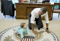Обама прополз на четвереньках вместе с ребенком Псаки