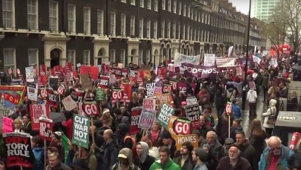 В Лондоне десятки тысяч британцев протестовали против политики правительства
