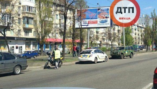В Киеве столкнулись скутер и джип добровольческого батальона
