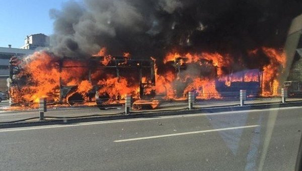 В центре Стамбула в пожаре сгорел автобус