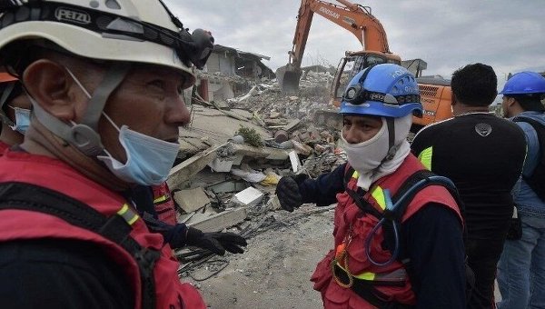 Последствия разрушительного землетрясения в Эквадоре
