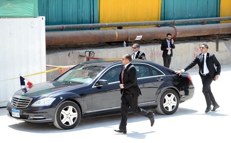 Телохранители сопровождают авто президента Франции Франсуа Олланда, который находится с официальным визитом в Каире