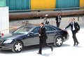 Телохранители сопровождают авто президента Франции Франсуа Олланда, который находится с официальным визитом в Каире