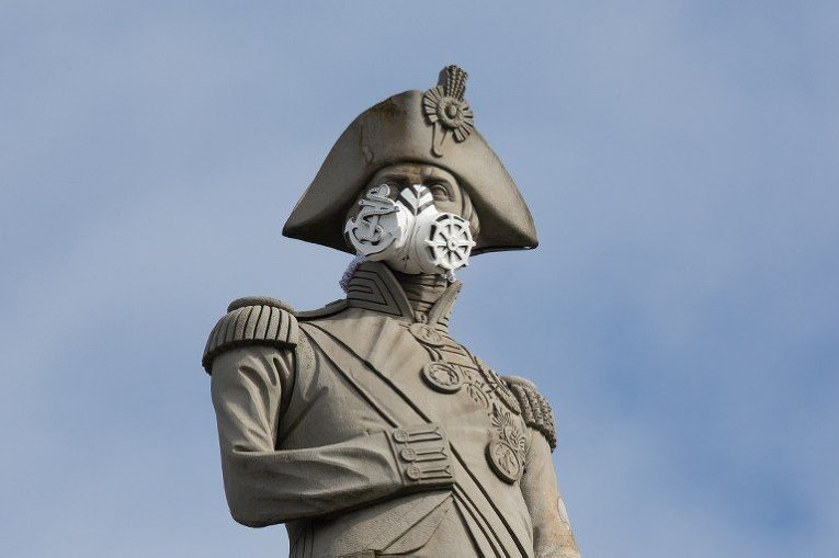 Активисты Гринпис взобрались на колонну адмирала Нельсона в Лондоне в знак протеста против загрязнения воздуха. Они надели на памятник Нельсону респираторную маску, чтобы подчеркнуть таким образом необходимость принятия действий по повышению качества воздуха.