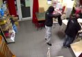 Во Франции женщина с младенцем на руках отбилась от вооруженного вора. Видео