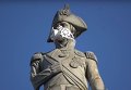 В Лондоне Greenpeace надела противогаз на статую адмирала Нельсона. Видео