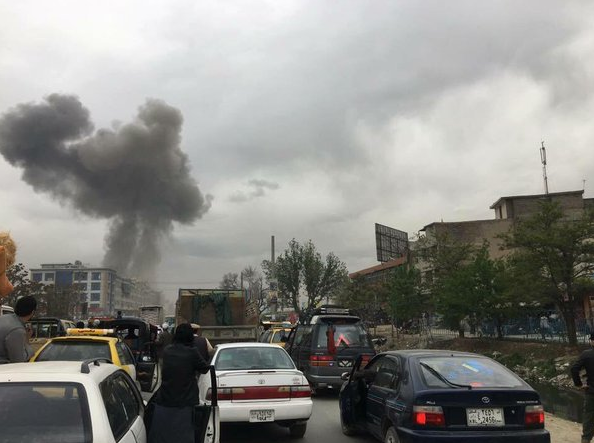 На месте взрыва в центре столицы Афганистана Кабула 18 апреля 2016 года