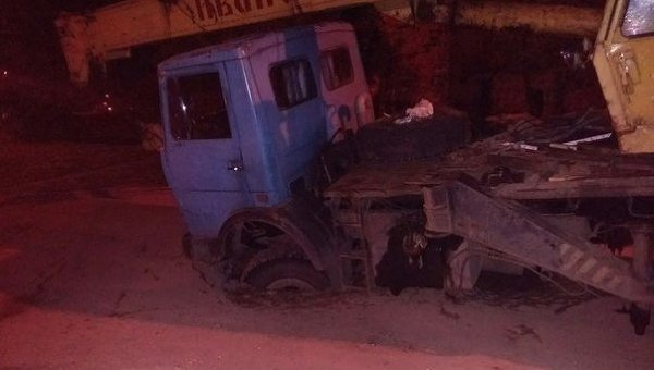 В Харькове грузовик провалился под землю