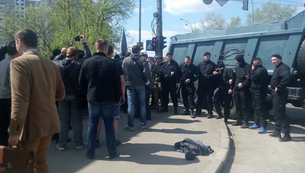 Неизвестные в масках  разгромили палаточный городок на Позняках в Киеве