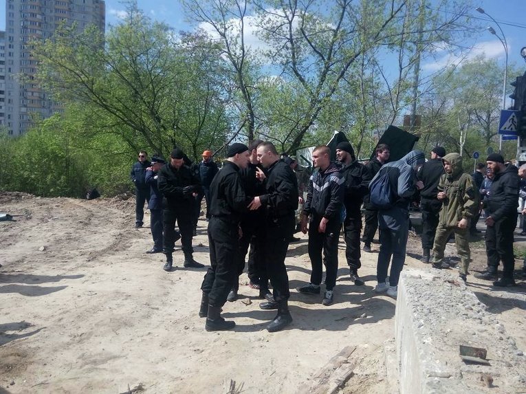 Неизвестные в масках разгромили палаточный городок на Позняках в Киеве