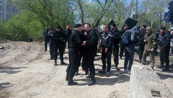 Неизвестные в масках разгромили палаточный городок на Позняках в Киеве