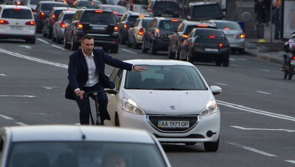 Виталий Кличко на велосипеде едет по Киеву. Архивное фото
