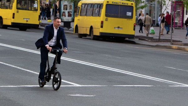 Виталий Кличко на велосипеде едет по Киеву