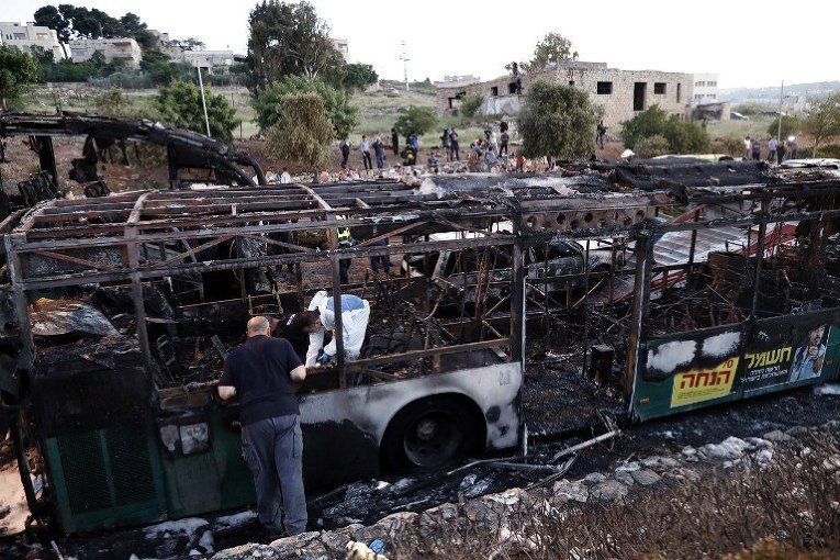 Полиция Израиля подтвердила, что причиной взрыва стало заложенное в транспортное средство взрывное устройство. Позже выяснилось, что взрыв произошел в автобусе, в котором не было пассажиров, однако при этом загорелся рядом стоявший другой автобус, где были люди. Пострадавшие в этом теракте – из их числа.