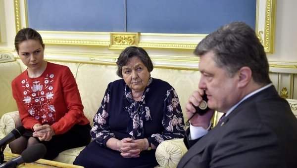 Сестра и мать Надежды Савченко, а также президент Петр Порошенко