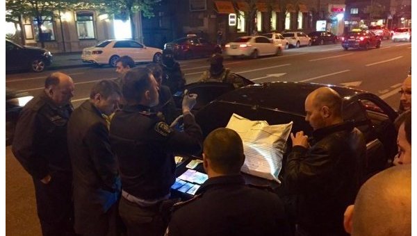 В центре Киева задержали похитителей вещей из автомобилей
