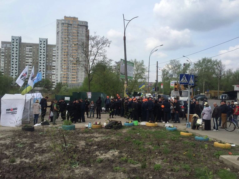На место застройки по улице Здолбуновской в Киеве завезли строительную технику