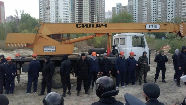 На место застройки по улице Здолбуновской в Киеве завезли строительную технику