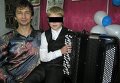 Аккордеонист Игорь Завадский с ребенком. Архивное фото