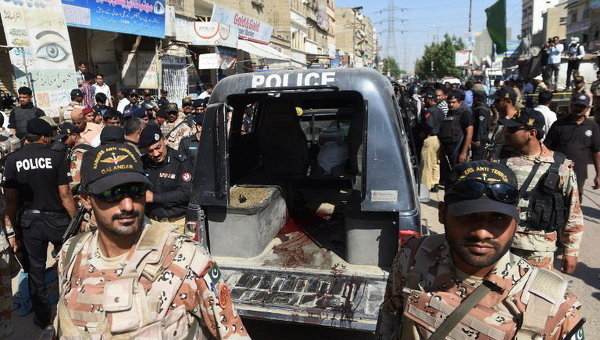 Пакистанские сотрудники службы безопасности на месте теракта. Архивное фото