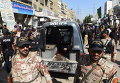 Пакистанские сотрудники службы безопасности у полицейского фургона после нападения боевиков