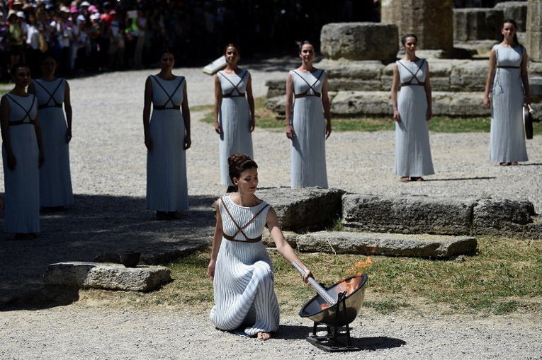 Греческая актриса, выступая в качестве верховной жрицы, зажигает олимпийский огонь в храме Геры в Олимпии