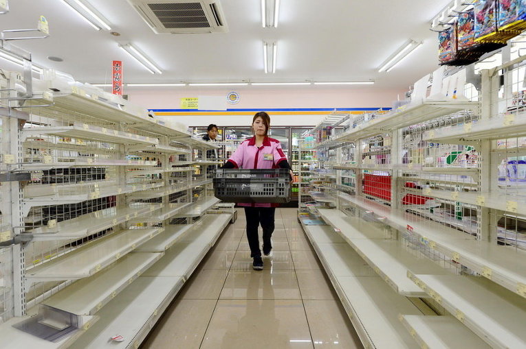 Пустые полки в японском магазине после того, как все было распродано после серии землетрясений в Кумамото