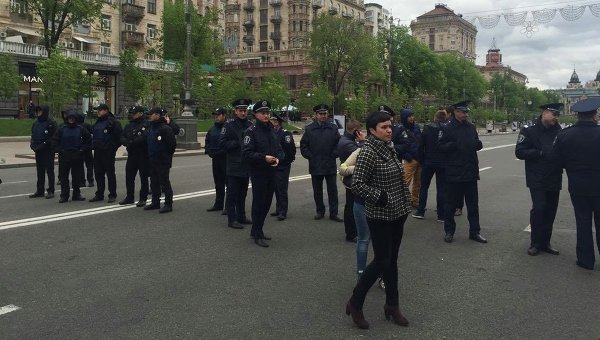 Полиция следит за протестующими, перекрывшими движение на Крещатике