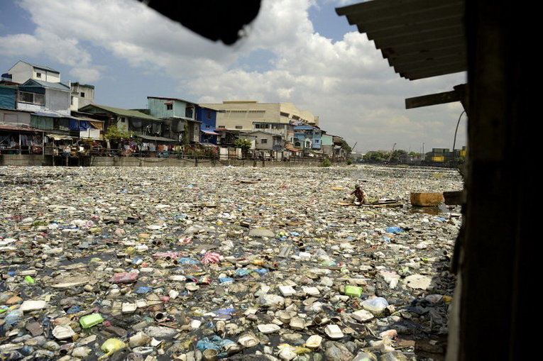 Загрязненная кучами мусора река в Маниле