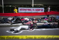 Активисты лежат на земле во время протеста против Международного нефтяного саммита в Париже