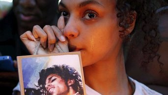 Фанаты скорбят в связи со смертью певца Принца