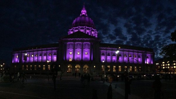 Мэрию Сан-Франциско подсветили фиолетовым цветом в память о Принсе